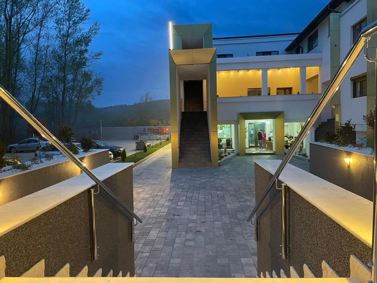 Popasul Lui Gicuta Acomodação com café da manhã Curtea de Argeş Exterior foto
